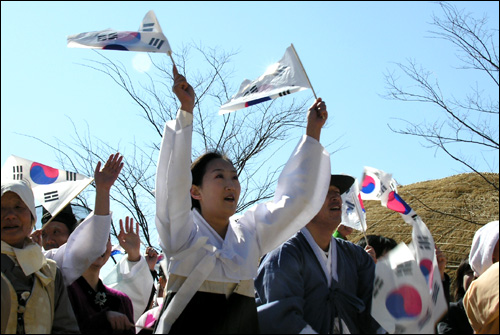 동문을 통과한 연극단원들과 주민들이 거리에서 연신 만세삼창을 부르고 있다. 그들에게 있어 오늘은 1919년이었으며 앞선여인은 유관순이었다. 